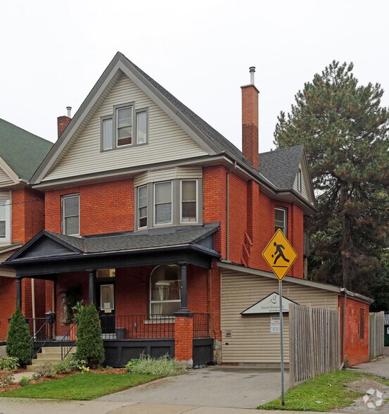 10 Delaware Ave, Hamilton, ON à vendre - Photo principale - Image 1 de 1