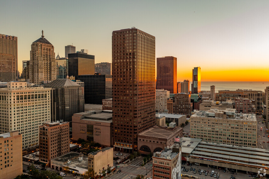 425 S Financial Pl, Chicago, IL for sale - Primary Photo - Image 1 of 1