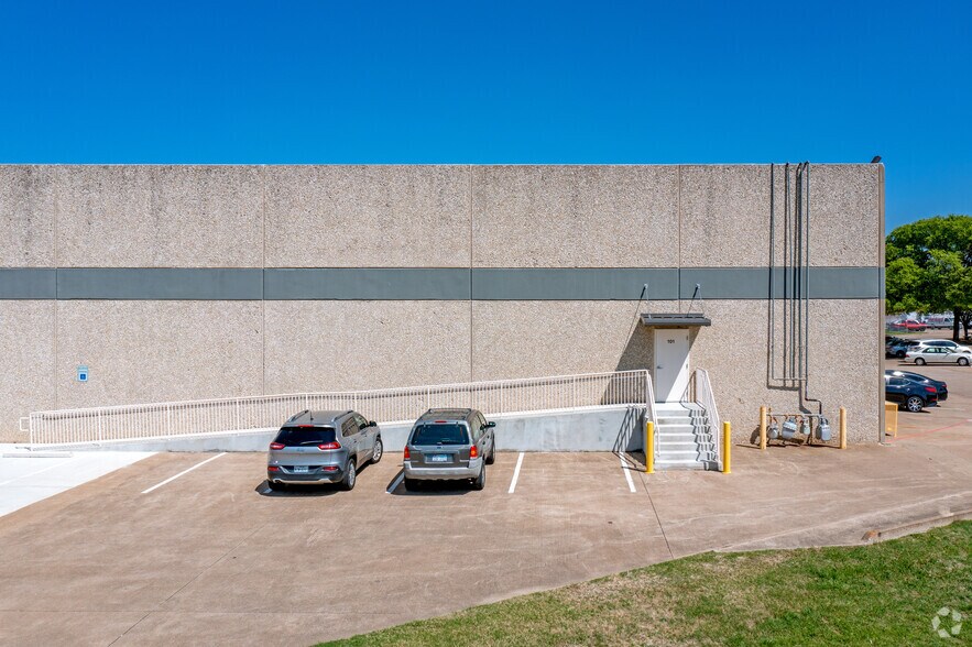 10605 Boomer Cir, Dallas, TX à louer - Photo du bâtiment - Image 3 de 5