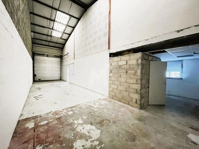 Office in Lisses for lease - Interior Photo - Image 2 of 16