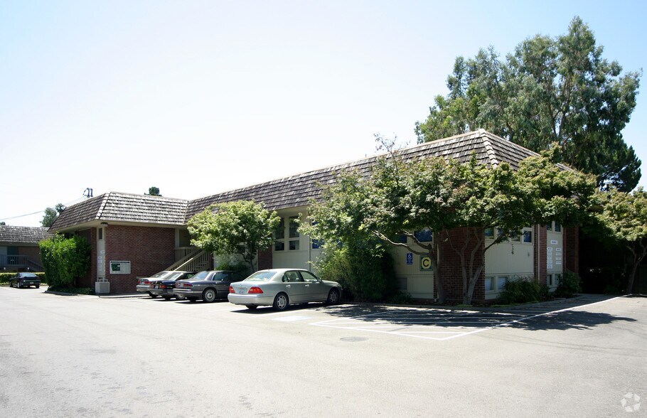2021 Ygnacio Valley Rd, Walnut Creek, CA à vendre - Photo du bâtiment - Image 2 de 11