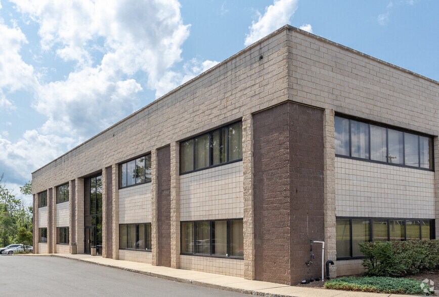 2186 N Rt 27, North Brunswick, NJ for lease - Building Photo - Image 2 of 7