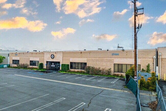 Plus de détails pour 21100 Lassen St, Chatsworth, CA - Industriel à louer