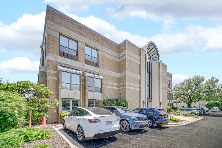 1S443 Summit Ave, Oakbrook Terrace, IL à louer - Photo du bâtiment - Image 2 de 8