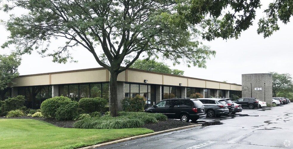 135-175 Froehlich Farm Blvd, Woodbury, NY à louer - Photo du bâtiment - Image 2 de 30