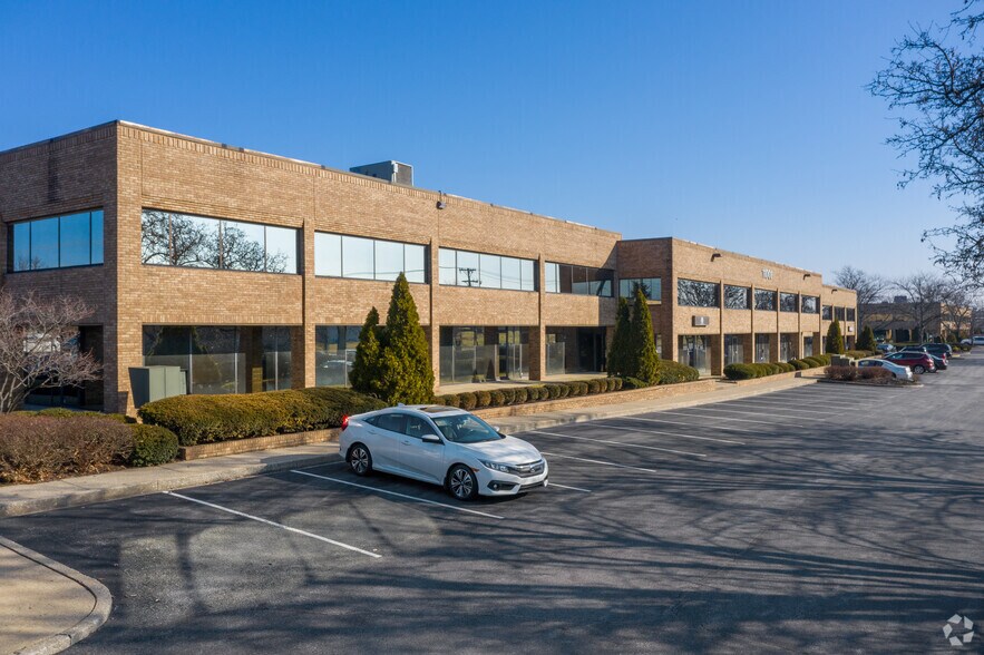 11001 Bluegrass Pky, Louisville, KY à louer - Photo du bâtiment - Image 2 de 11