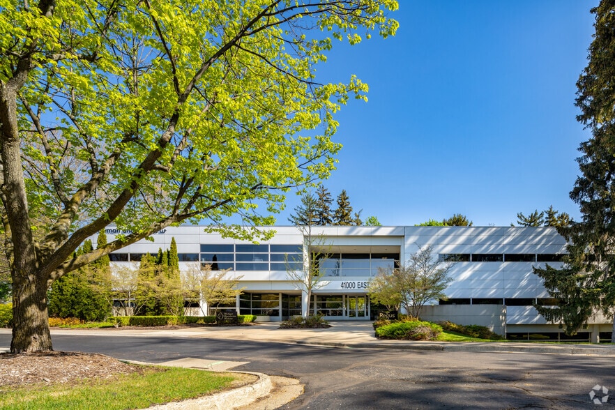 41000 Woodward Ave, Bloomfield Hills, MI for lease - Building Photo - Image 1 of 17