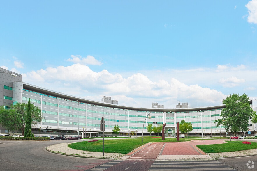 Plaza de la Encina, 10-11, Tres Cantos, Madrid à louer - Photo du bâtiment - Image 2 de 6