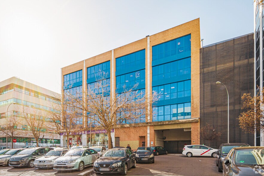 Calle de Julián Camarillo, 7 C, Madrid, Madrid à vendre - Photo du bâtiment - Image 2 de 3