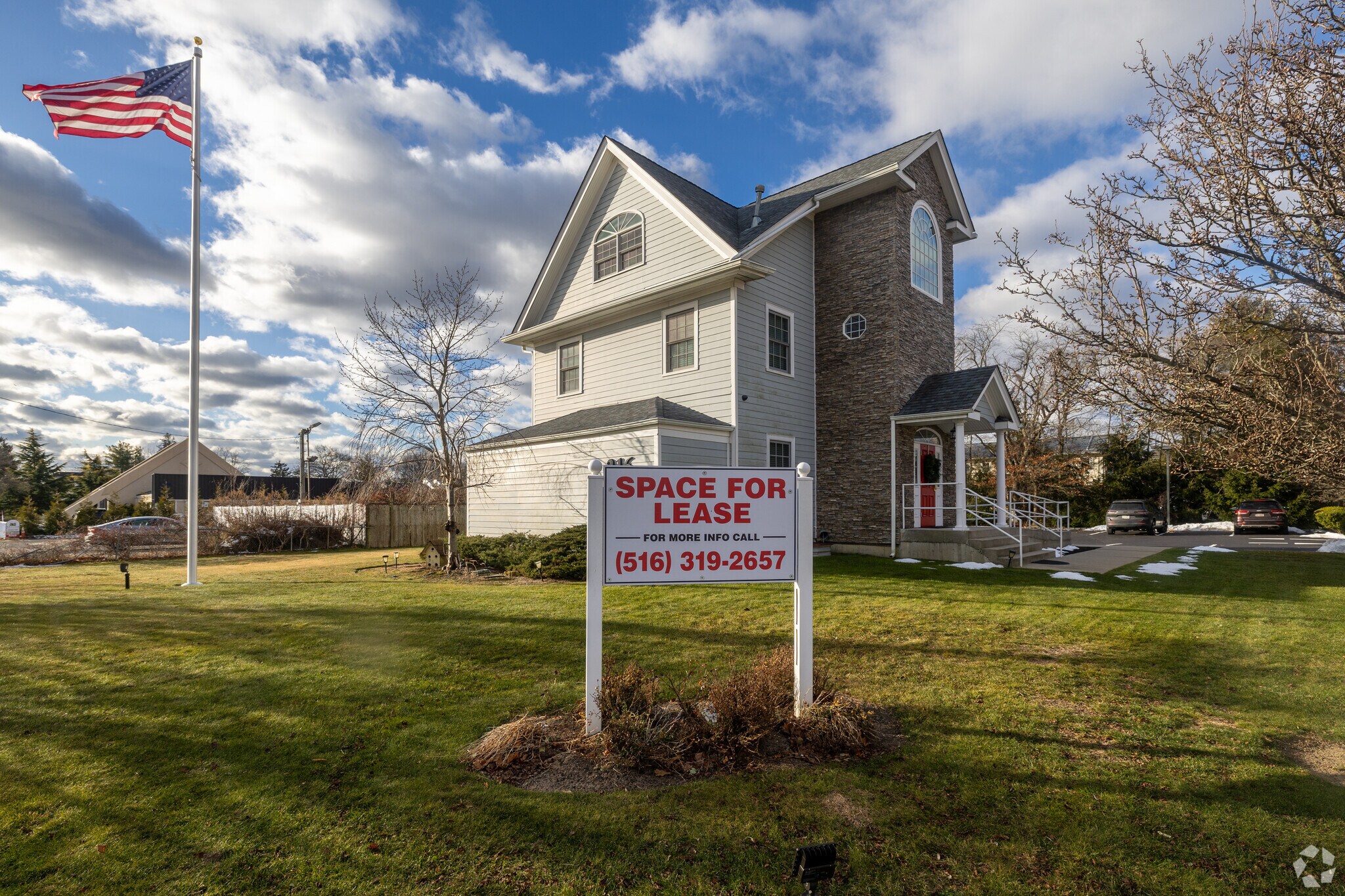 216 Carleton Ave, East Islip, NY à louer Photo principale- Image 1 de 6
