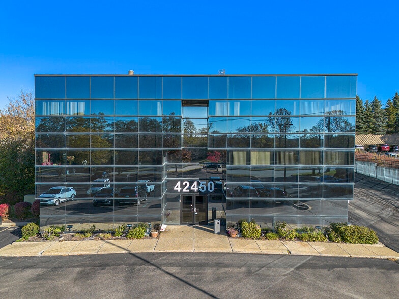 42450 W 12 Mile Rd, Novi, MI for lease - Building Photo - Image 3 of 16