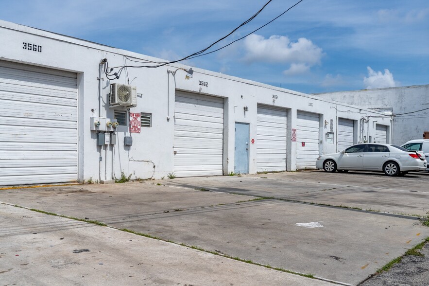 3507-3530 NW 10th Ave, Oakland Park, FL à louer - Photo du bâtiment - Image 1 de 11
