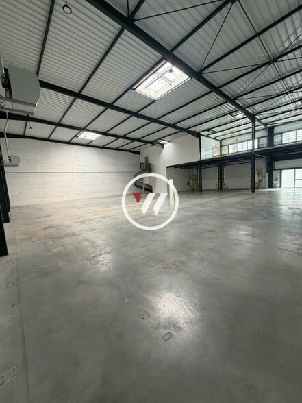 Flex in Le Thillay for lease - Interior Photo - Image 1 of 5
