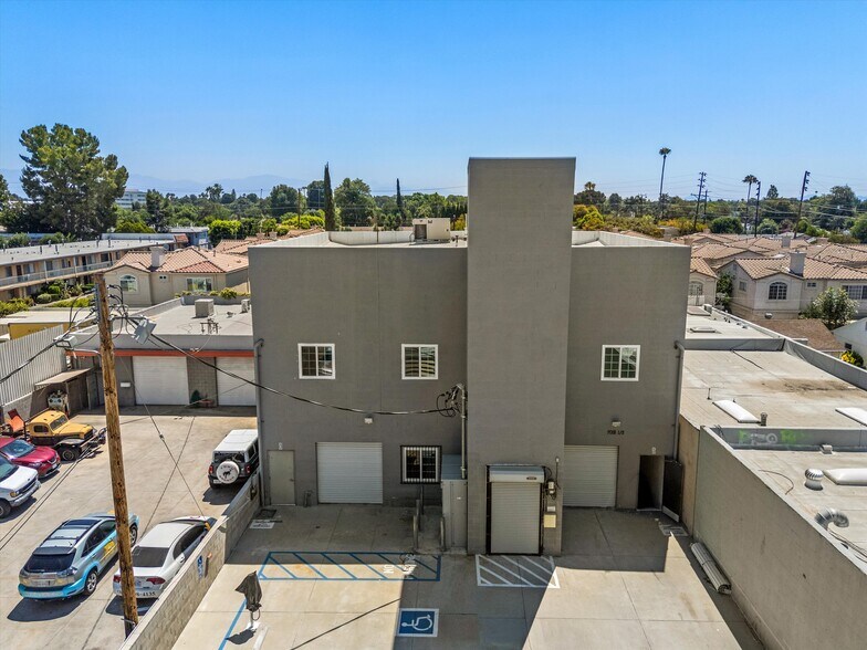 7018 1/2 Darby Ave, Reseda, CA à louer - Photo du bâtiment - Image 2 de 16