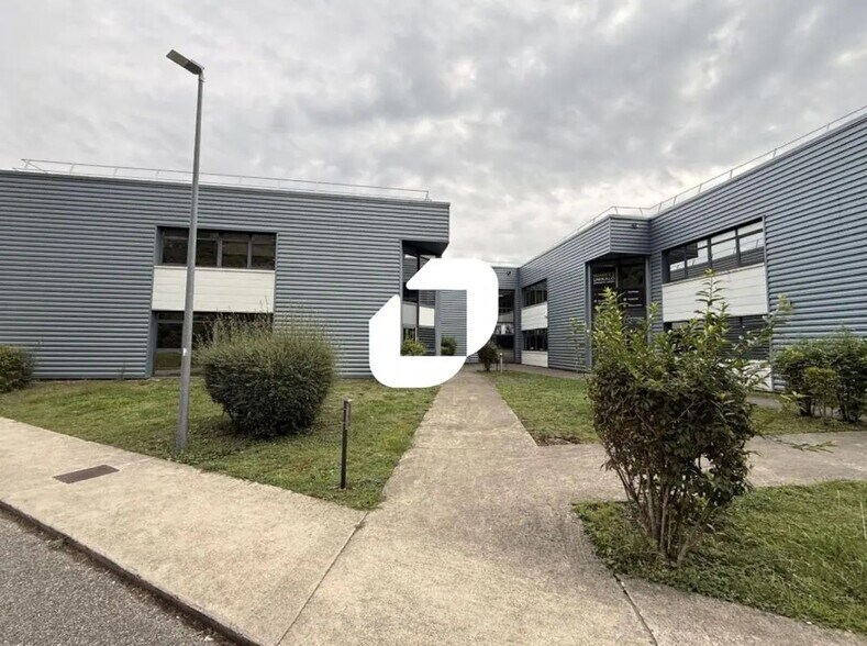 Bureau dans Échirolles à louer - Photo du bâtiment - Image 2 de 8