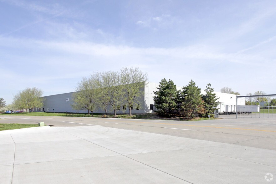 13679 Rider Trail N, Earth City, MO à louer - Photo du bâtiment - Image 2 de 7