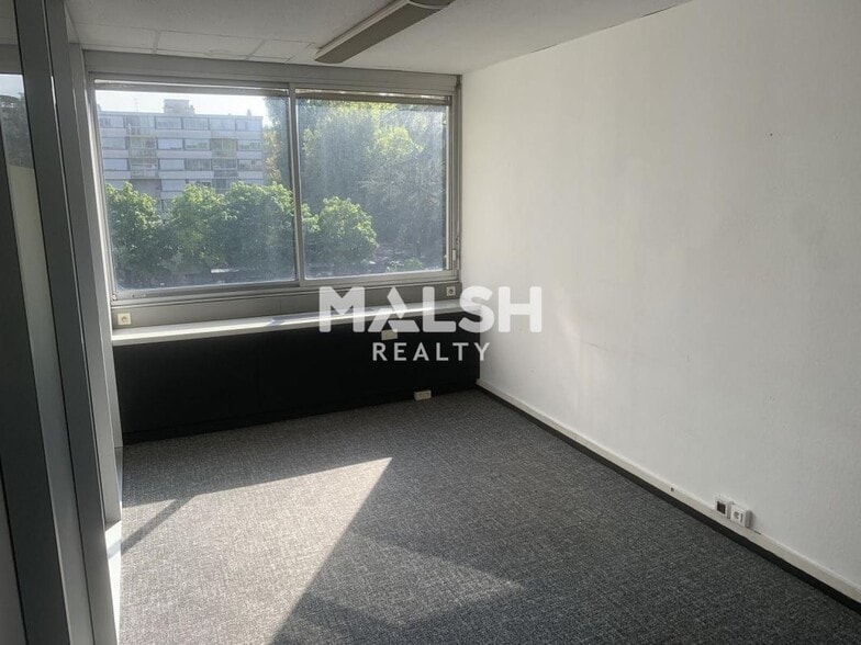 Office in Villeurbanne for lease - Interior Photo - Image 2 of 10