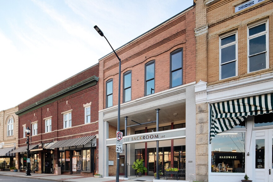 119 N Main St, Mooresville, NC for lease - Building Photo - Image 1 of 14