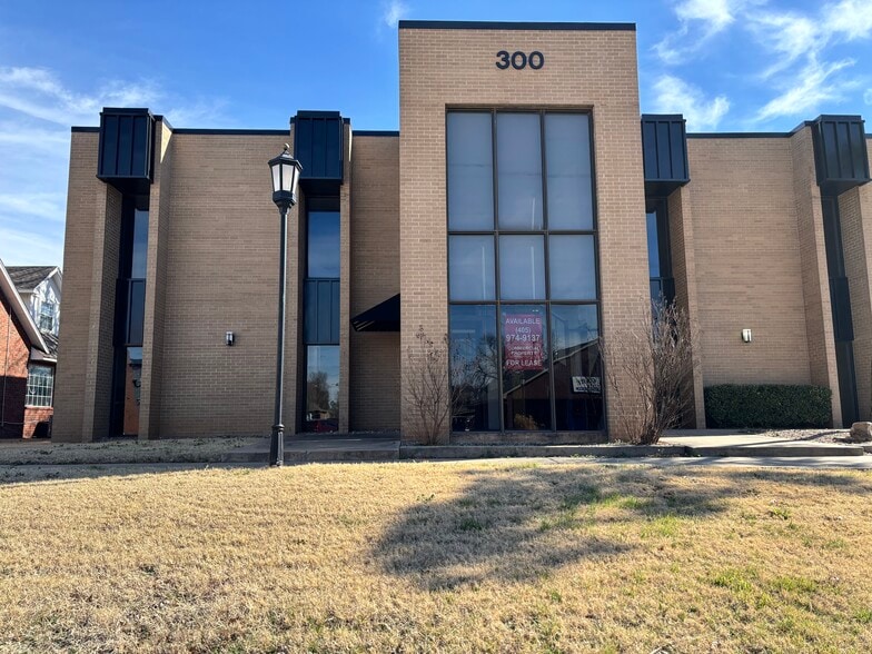 300 N Broadway, Edmond, OK à louer - Photo du bâtiment - Image 2 de 2