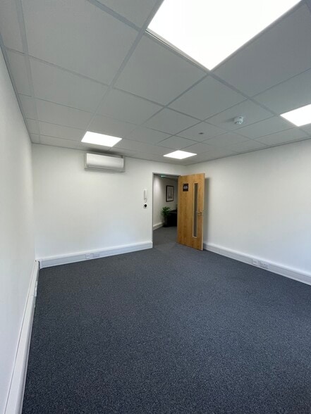 Derby Sq, Epsom for lease - Building Photo - Image 3 of 16
