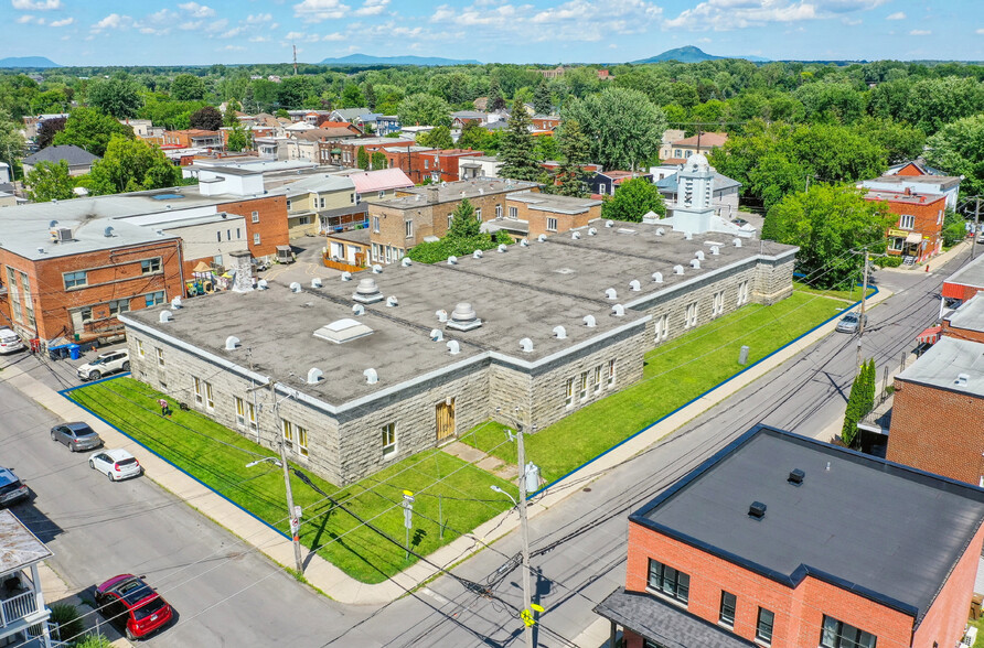 166 Rue Notre-Dame, Saint-jean-sur-richelieu, QC for sale - Primary Photo - Image 1 of 2