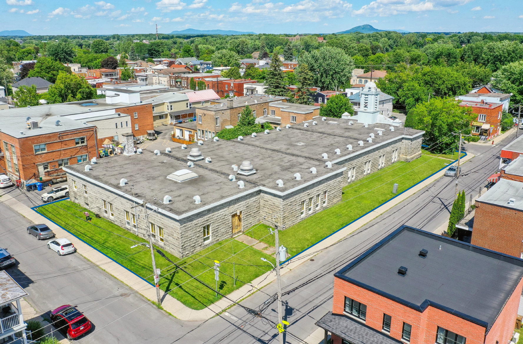 166 Rue Notre-Dame, Saint-jean-sur-richelieu, QC for sale Primary Photo- Image 1 of 3