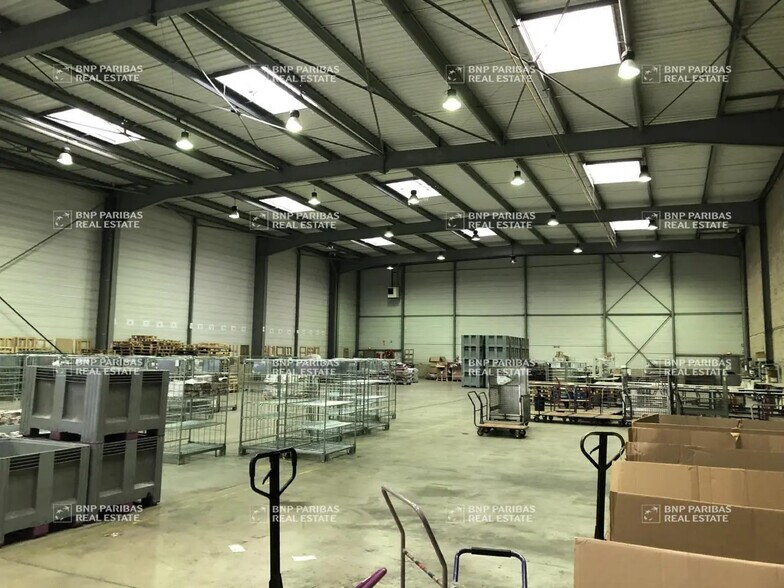 Office in Saint-Thibault-des-Vignes for lease - Building Photo - Image 2 of 6