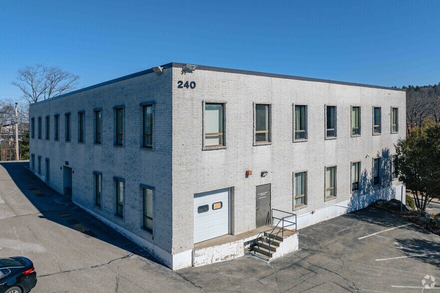 240 Bear Hill Rd, Waltham, MA à louer - Photo du bâtiment - Image 2 de 5