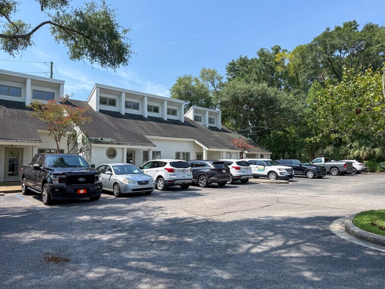 102 Wappoo Creek Dr, Charleston, SC à vendre - Photo du bâtiment - Image 2 de 8