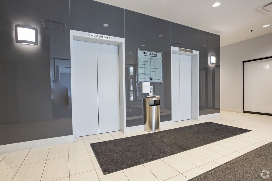 1000 Centre St NE, Calgary, AB à louer - Hall d’entrée - Image 2 de 9