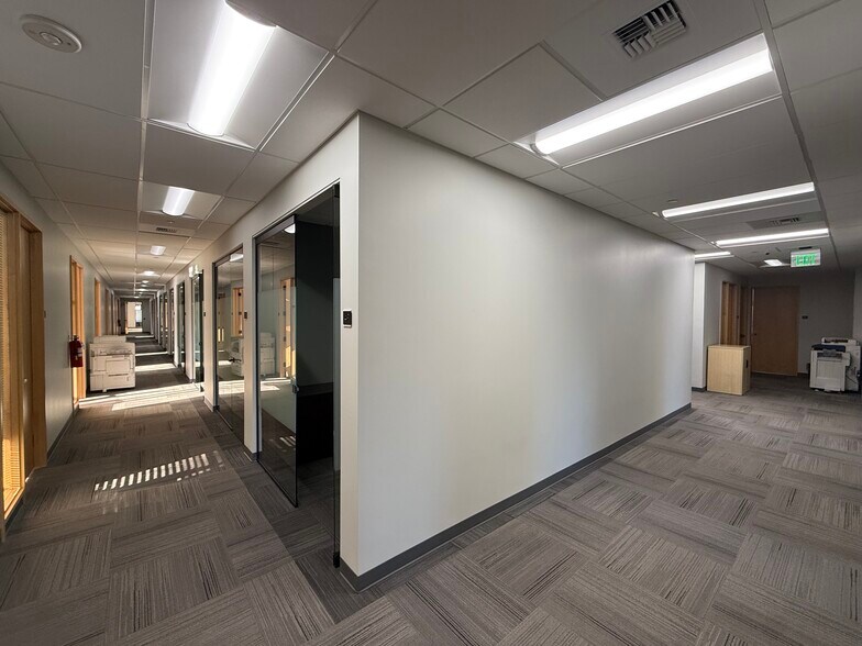 301 116th Ave SE, Bellevue, WA à louer - Hall d’entrée - Image 3 de 18