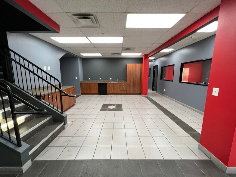 11530 Stephens Rd, Warren, MI à louer - Photo du bâtiment - Image 2 de 28