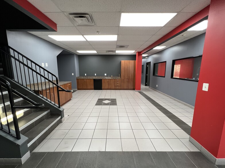 Dispensary/Processing/Industrial space, Warren, MI for lease - Building Photo - Image 1 of 10