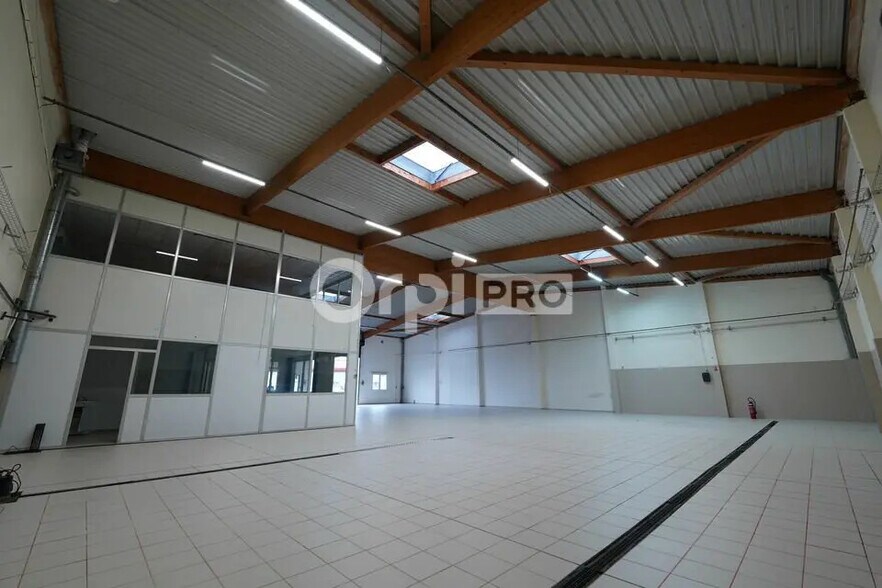 Bureau dans Décines-Charpieu à louer - Photo du bâtiment - Image 2 de 23