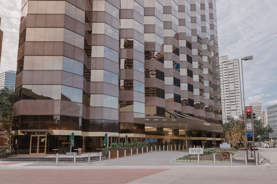 500 N Akard St, Dallas, TX à louer - Photo du bâtiment - Image 2 de 27