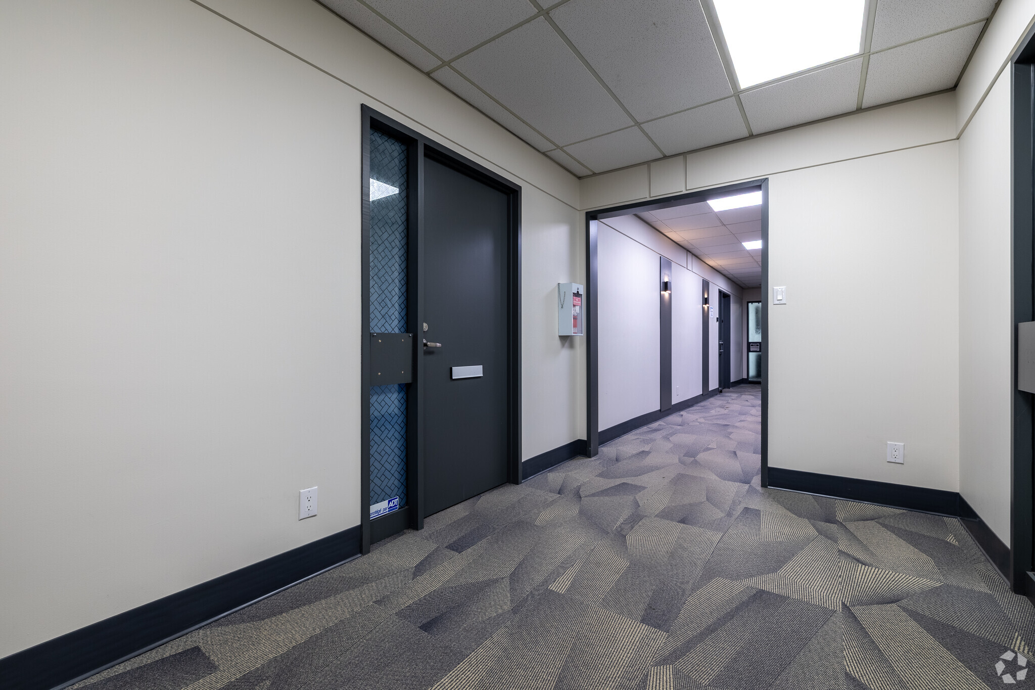 4000-4036 Boul De La Côte-Vertu, Montréal, QC for lease Interior Photo- Image 1 of 4