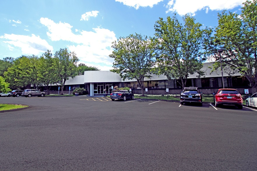 126 Monroe Tpke, Trumbull, CT for lease - Building Photo - Image 2 of 9