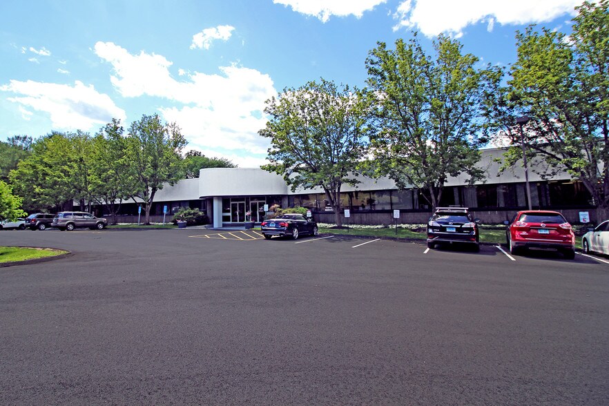 126 Monroe Tpke, Trumbull, CT à louer - Photo du bâtiment - Image 2 de 9