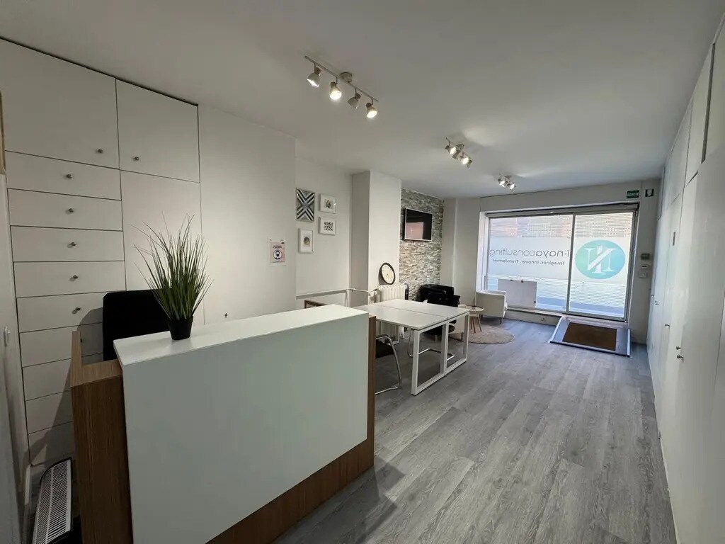 Office in Paris for lease Interior Photo- Image 1 of 9