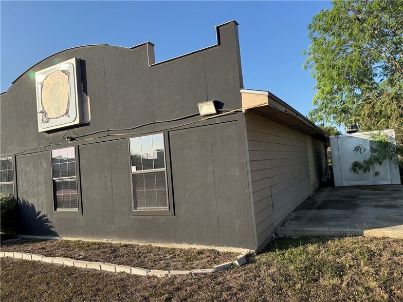 217 E Main St, Bishop, TX à vendre - Photo du bâtiment - Image 3 de 11