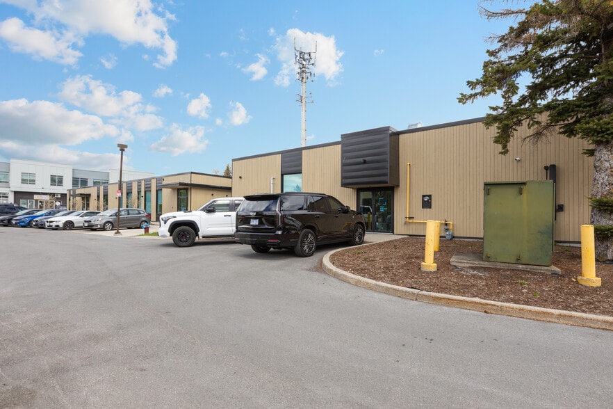 100 Terence Matthews Cres, Ottawa, ON à vendre - Photo du bâtiment - Image 3 de 5