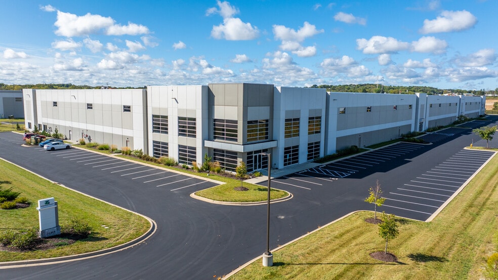 W210 N12855 Gateway Crossing, Richfield, WI for lease - Building Photo - Image 2 of 4