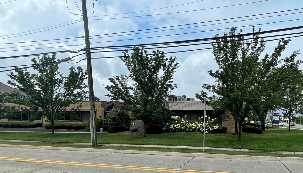 2833 Crooks Rd, Troy, MI for lease - Building Photo - Image 2 of 4