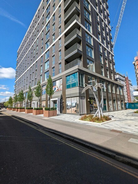 32 London Rd, Staines à louer - Photo du bâtiment - Image 3 de 4