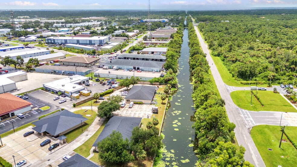 983 Tamiami Trl, Port Charlotte, FL à louer - Photo du bâtiment - Image 3 de 10