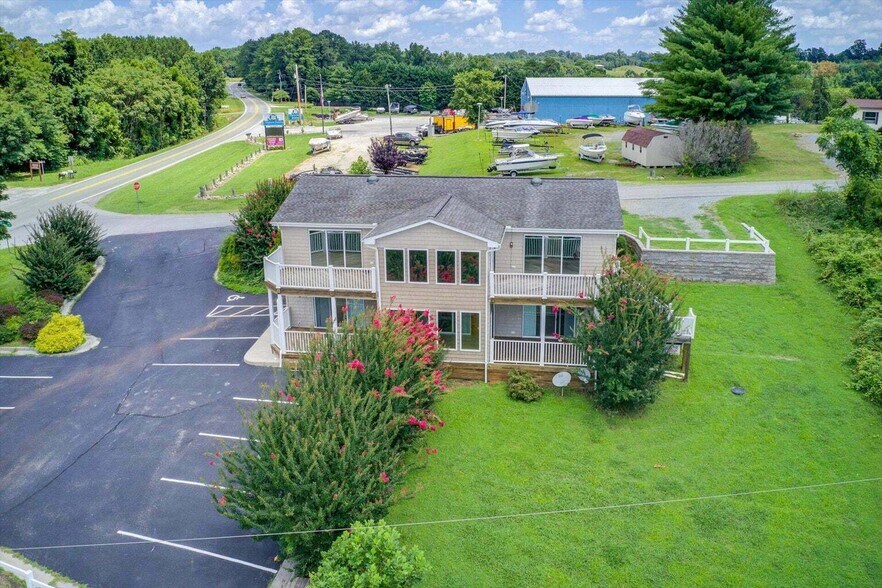 1027 Waterwheel Dr, Moneta, VA à vendre - Photo du bâtiment - Image 2 de 10