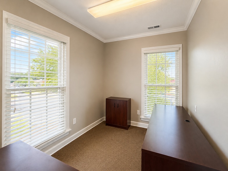 576 Executive Pl, Fayetteville, NC for lease - Building Photo - Image 3 of 10