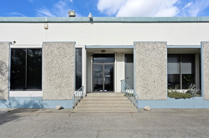 5717 E Ferguson Dr, Commerce, CA à louer - Photo du bâtiment - Image 2 de 11