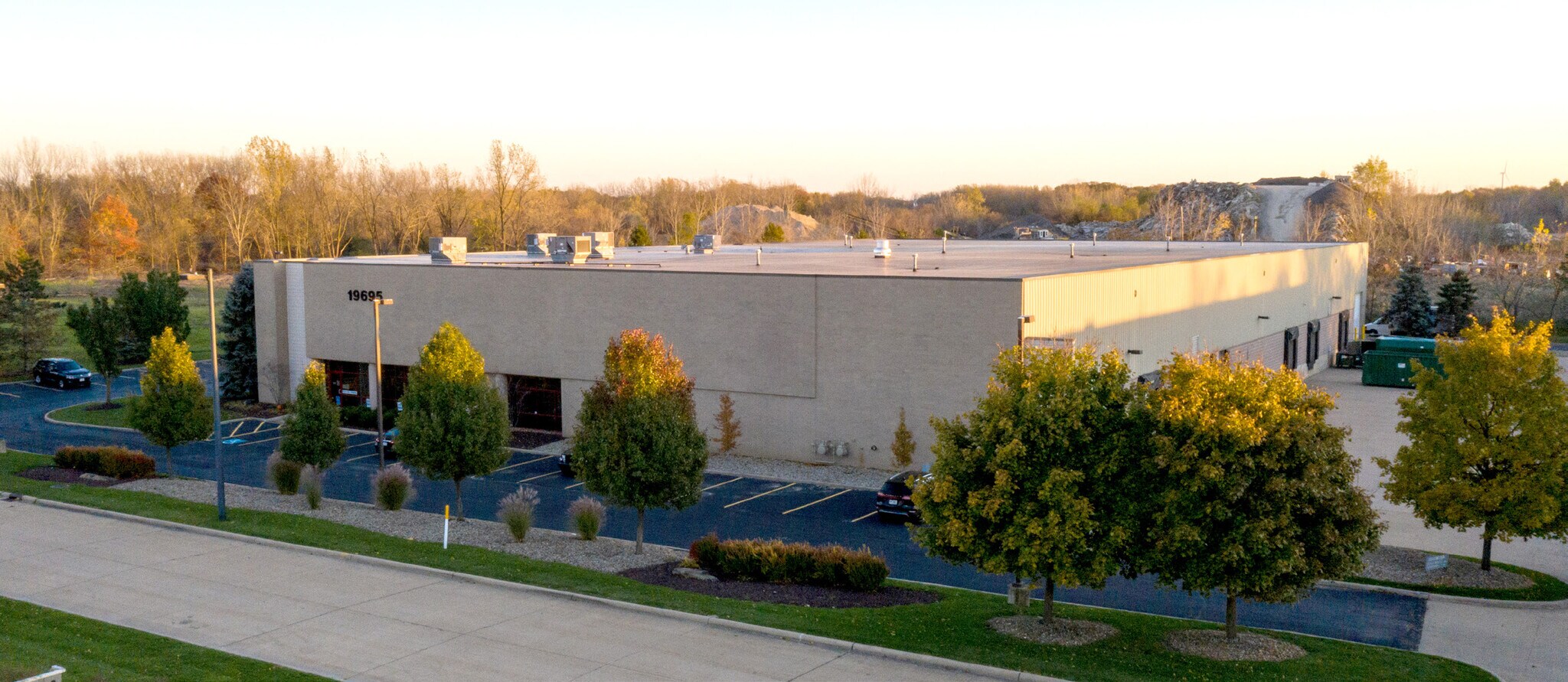 19695 Commerce Pky, Middleburg Heights, OH à louer Photo principale- Image 1 de 11