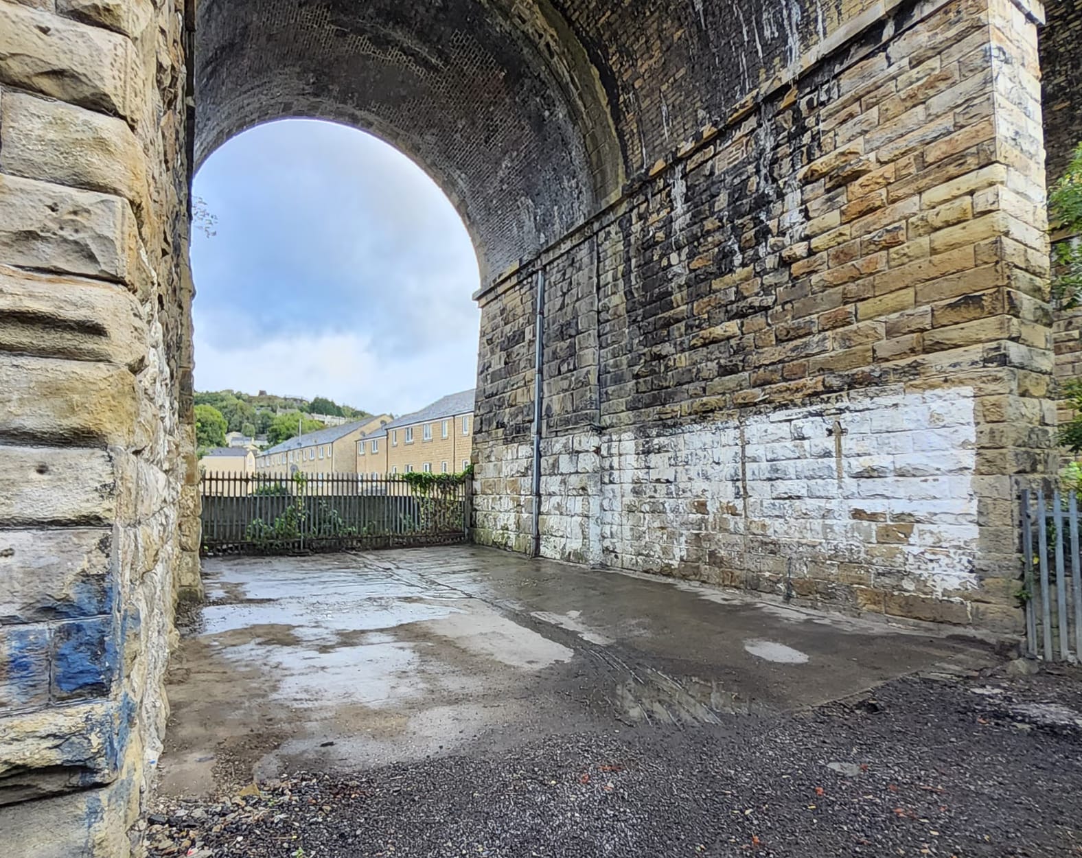 Crow Ln, Huddersfield for lease Primary Photo- Image 1 of 2